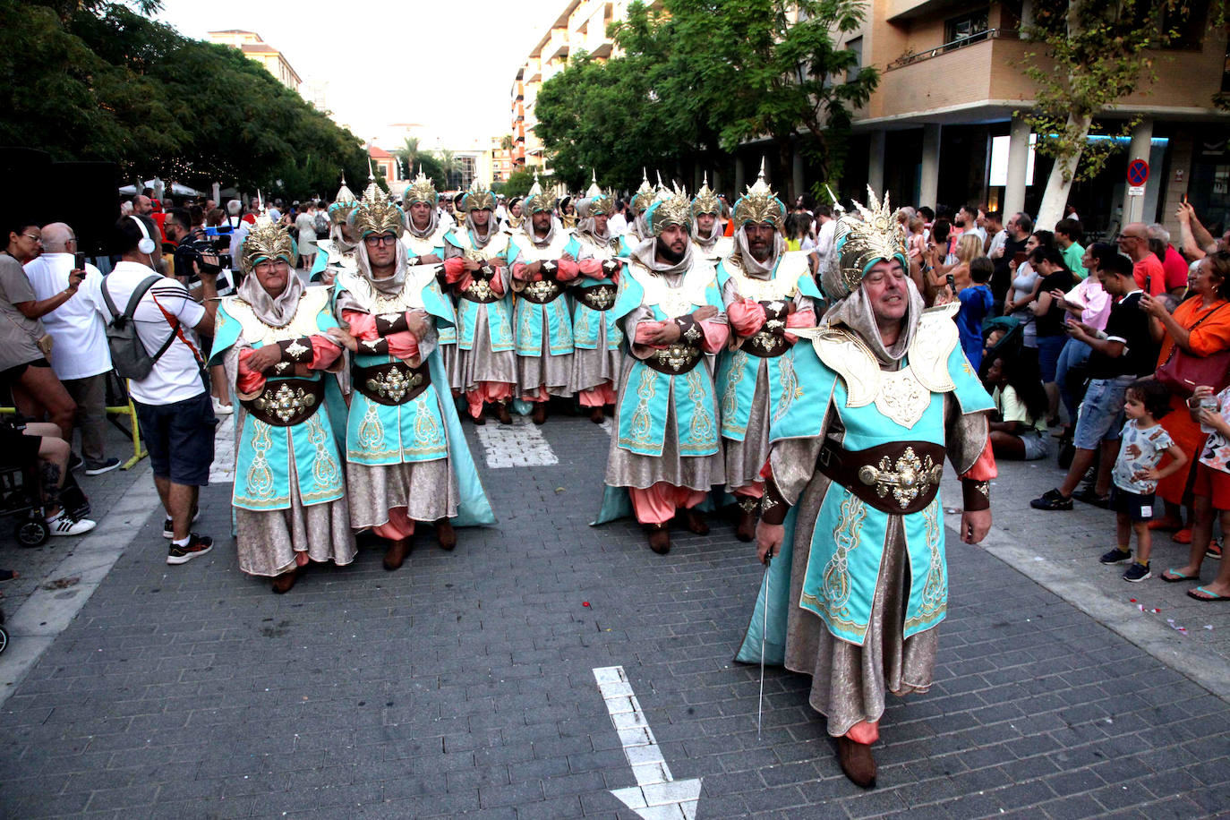 El Desfile de Gala de los Moros y Cristianos llena las calles de Dénia