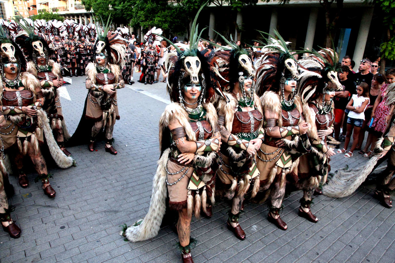 El Desfile de Gala de los Moros y Cristianos llena las calles de Dénia