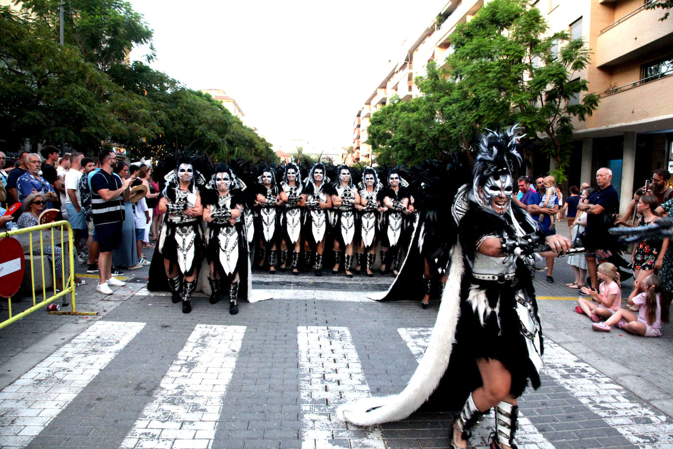 El Desfile de Gala de los Moros y Cristianos llena las calles de Dénia