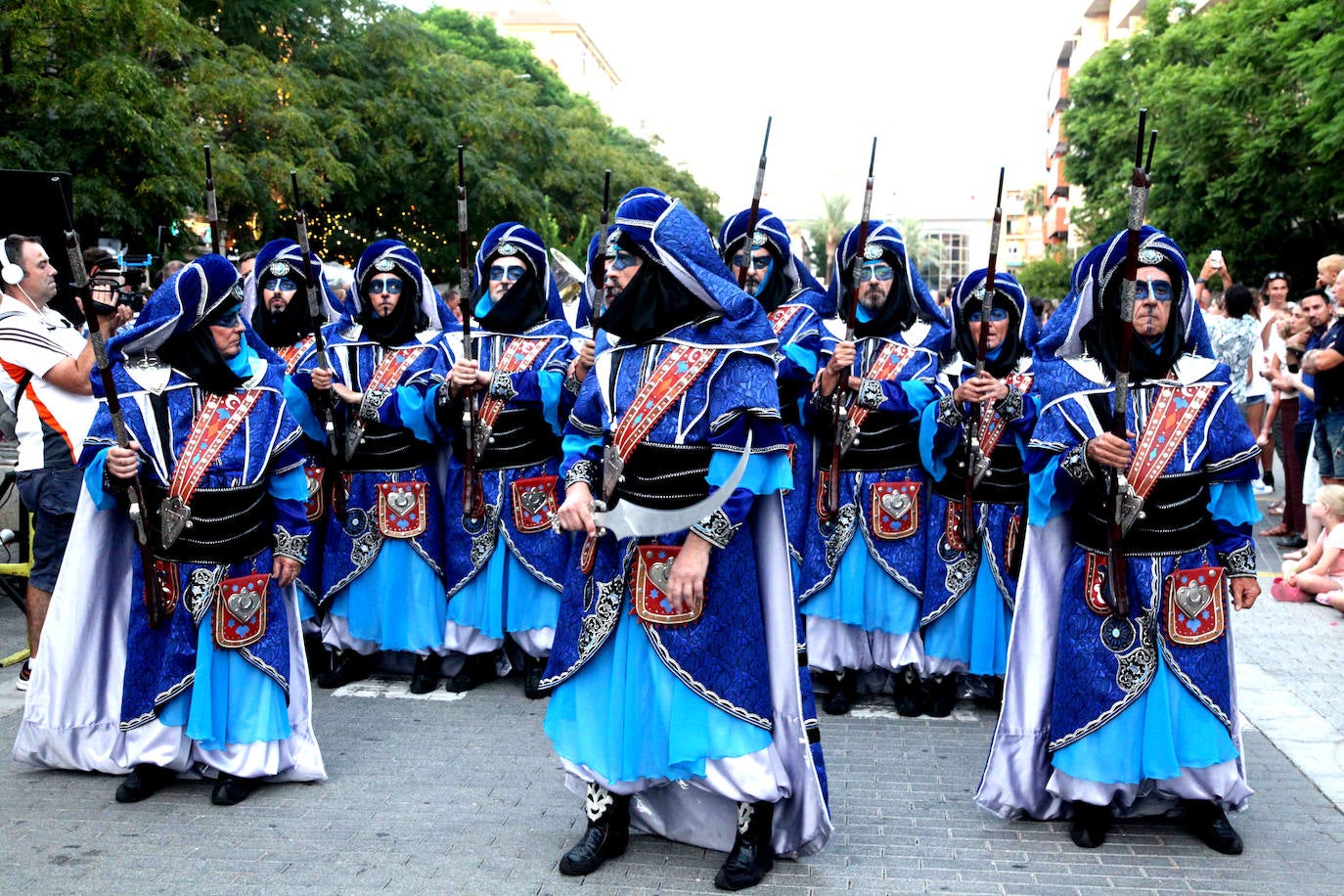 El Desfile de Gala de los Moros y Cristianos llena las calles de Dénia