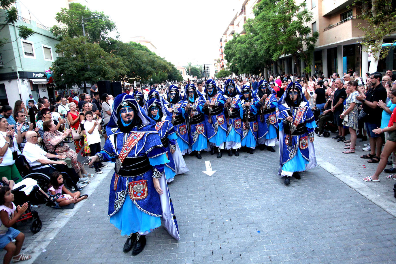 El Desfile de Gala de los Moros y Cristianos llena las calles de Dénia