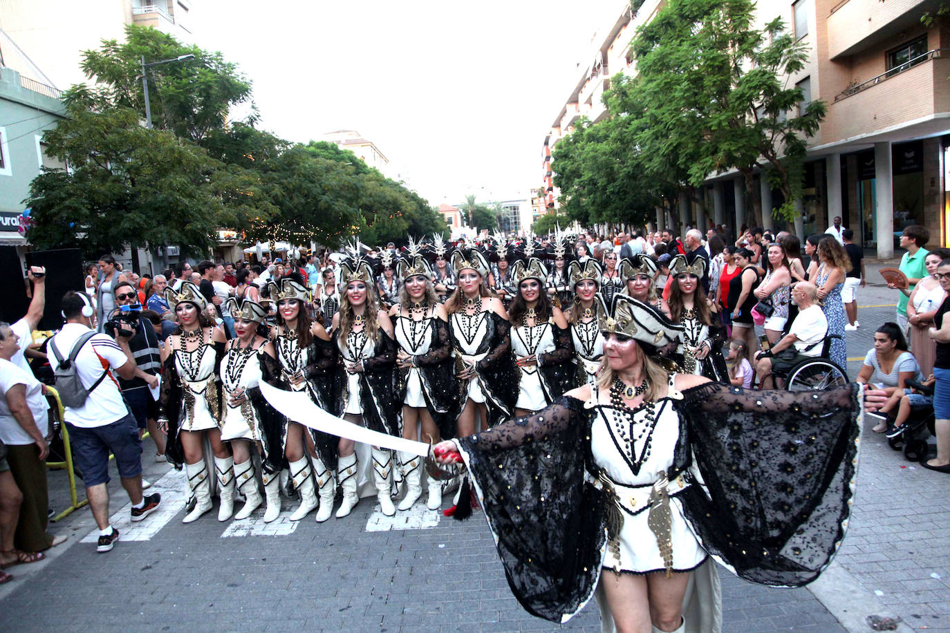 El Desfile de Gala de los Moros y Cristianos llena las calles de Dénia
