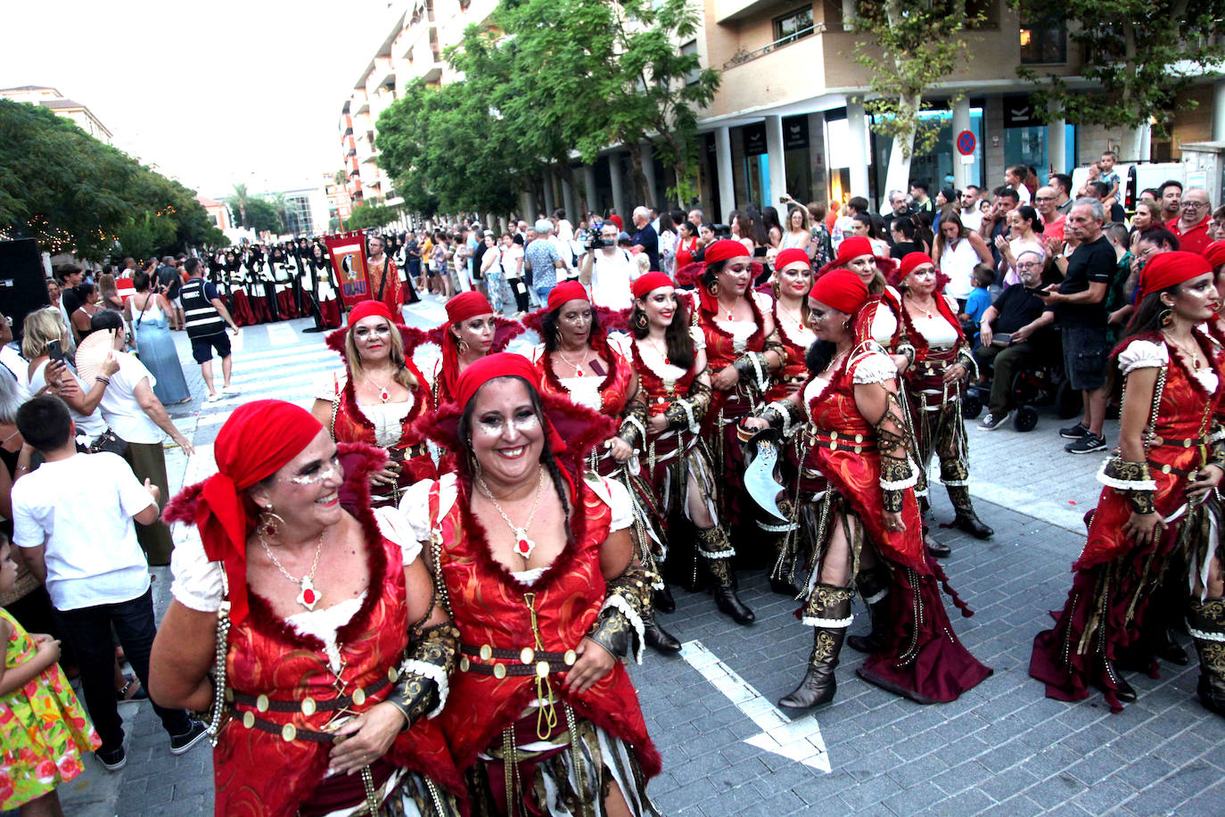 El Desfile de Gala de los Moros y Cristianos llena las calles de Dénia