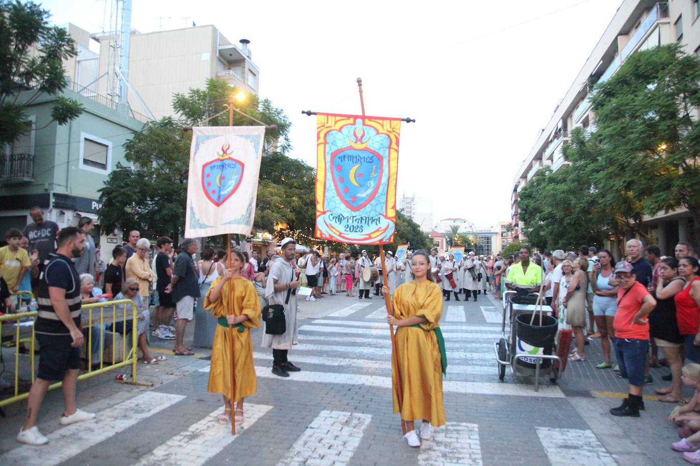 El Desfile de Gala de los Moros y Cristianos llena las calles de Dénia