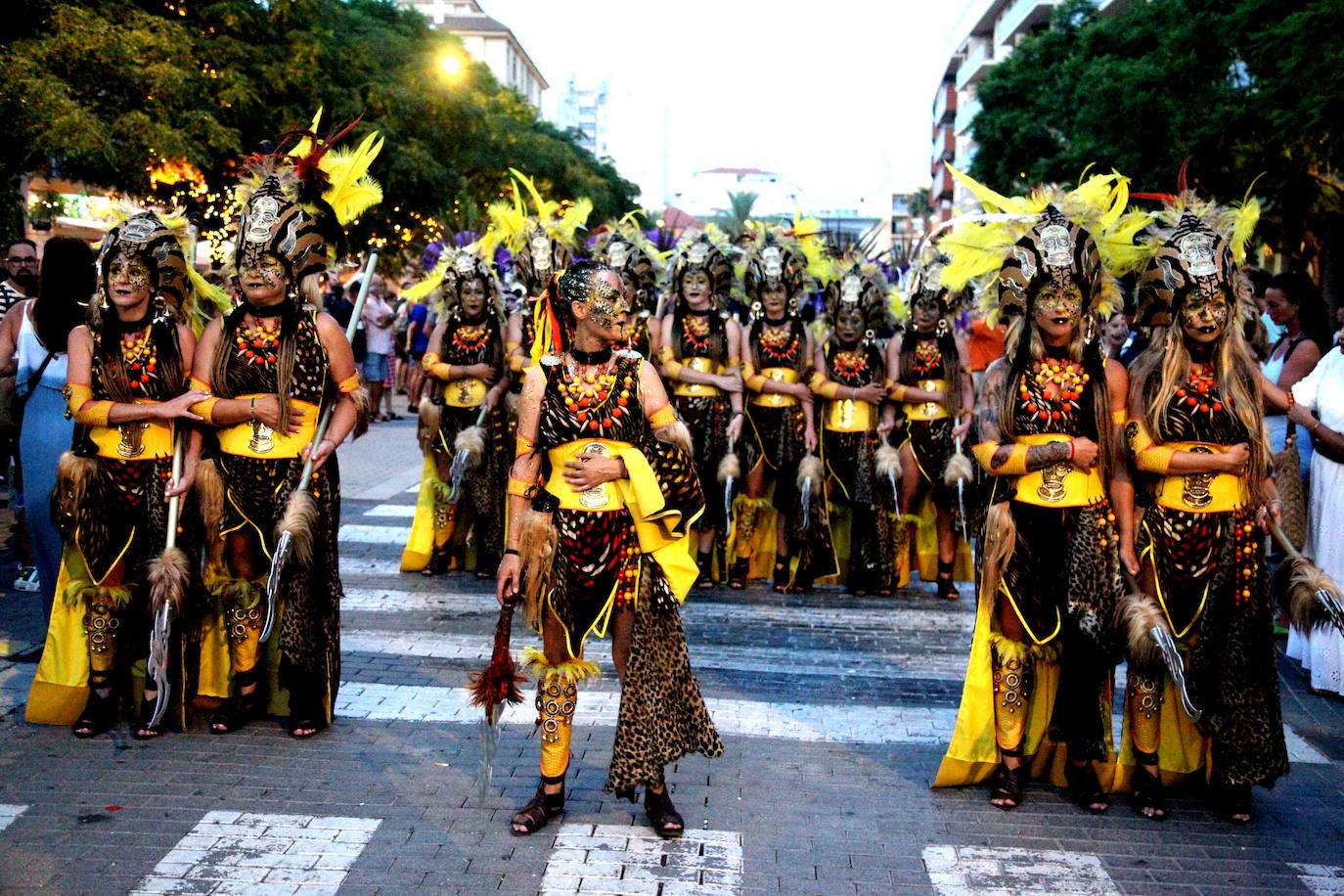 El Desfile de Gala de los Moros y Cristianos llena las calles de Dénia