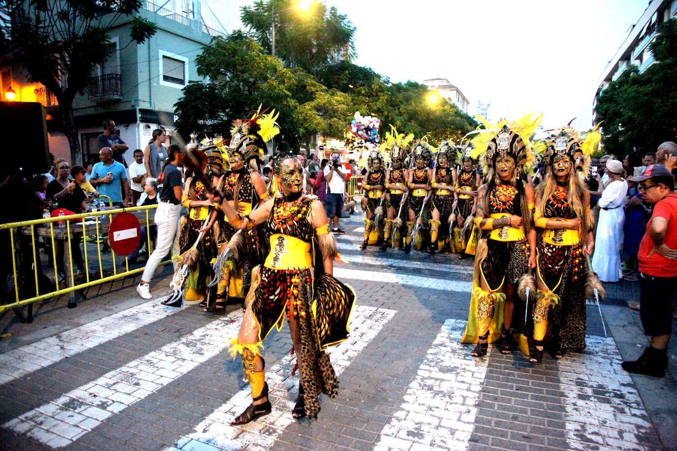 El Desfile de Gala de los Moros y Cristianos llena las calles de Dénia