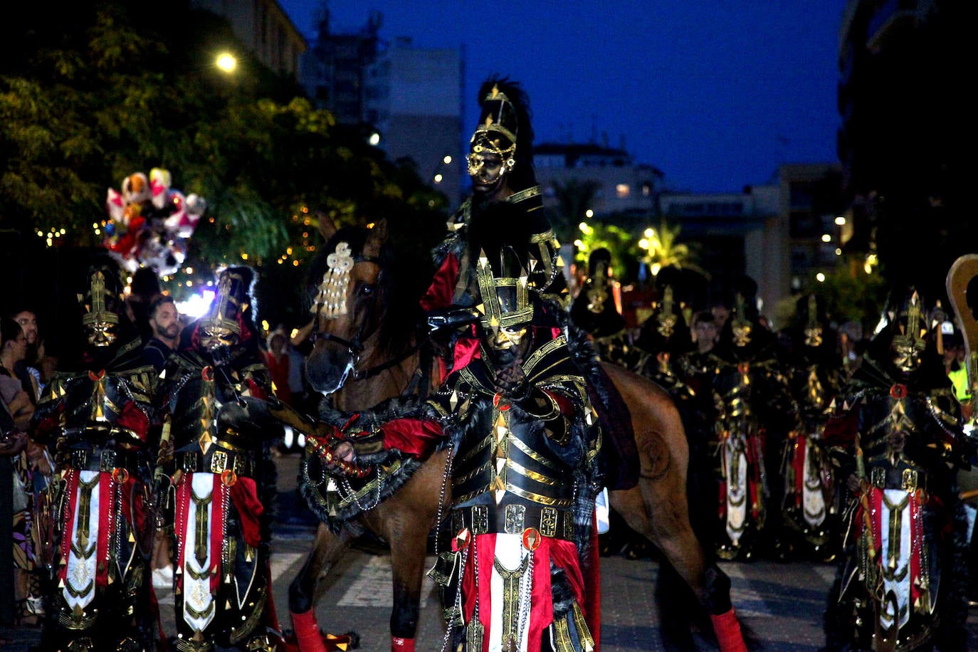 El Desfile de Gala de los Moros y Cristianos llena las calles de Dénia
