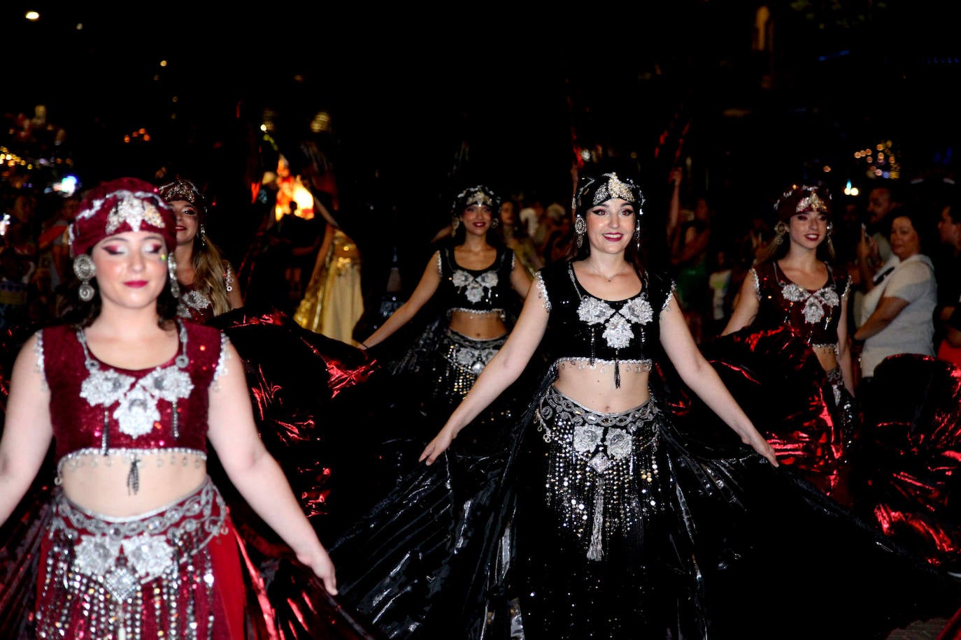 El Desfile de Gala de los Moros y Cristianos llena las calles de Dénia