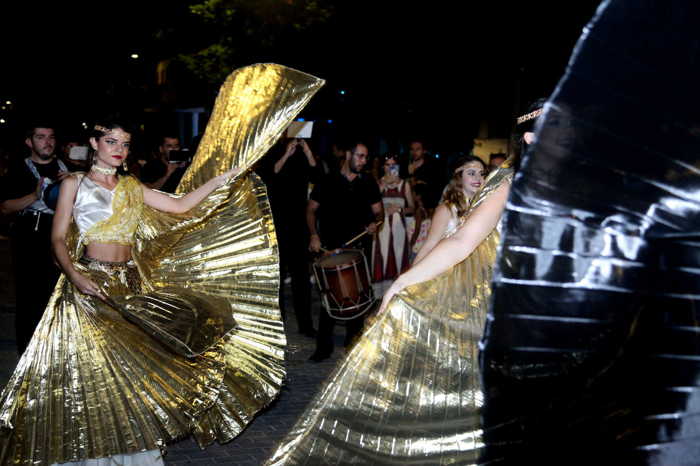 El Desfile de Gala de los Moros y Cristianos llena las calles de Dénia