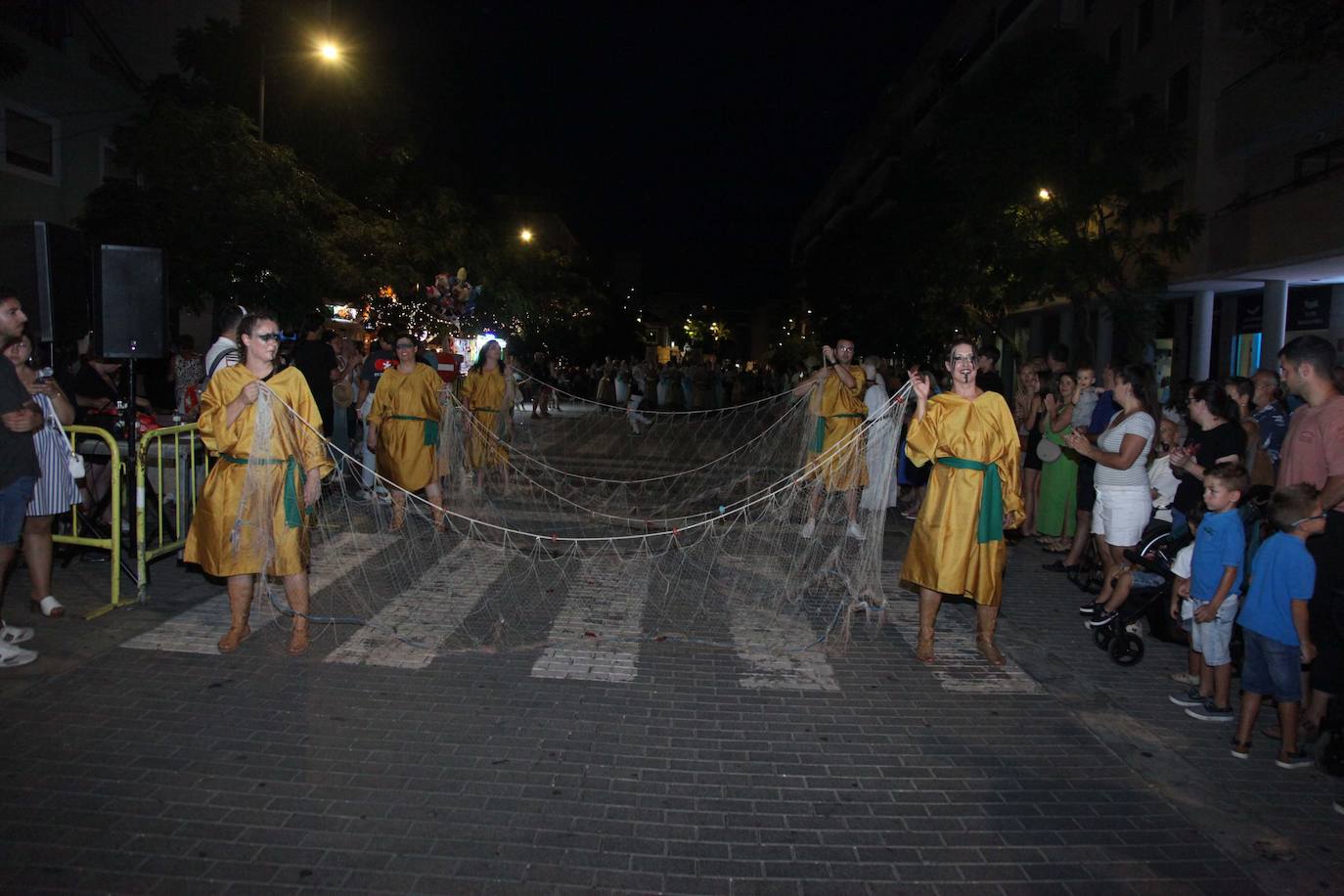 El Desfile de Gala de los Moros y Cristianos llena las calles de Dénia