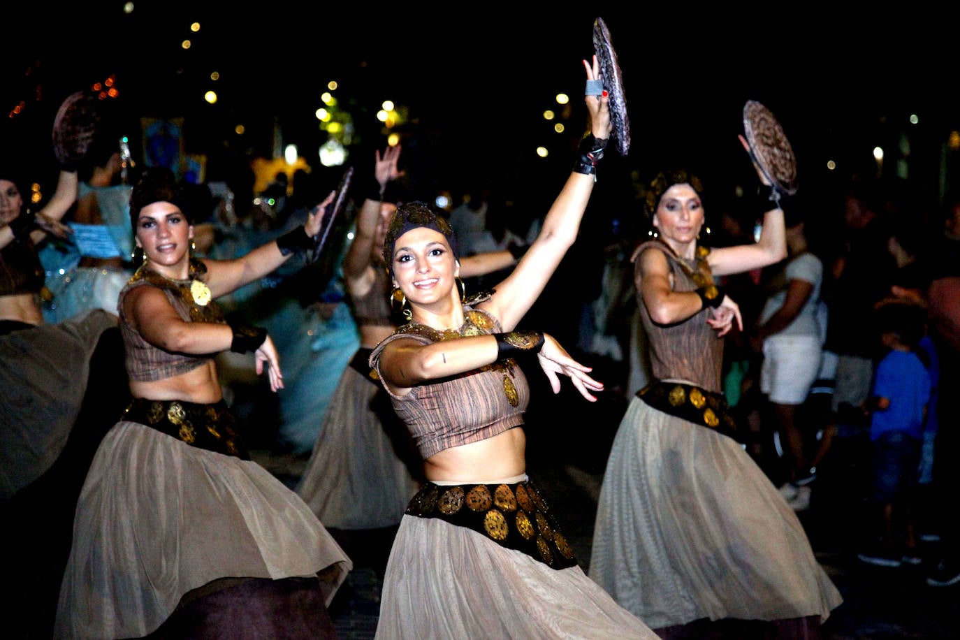 El Desfile de Gala de los Moros y Cristianos llena las calles de Dénia