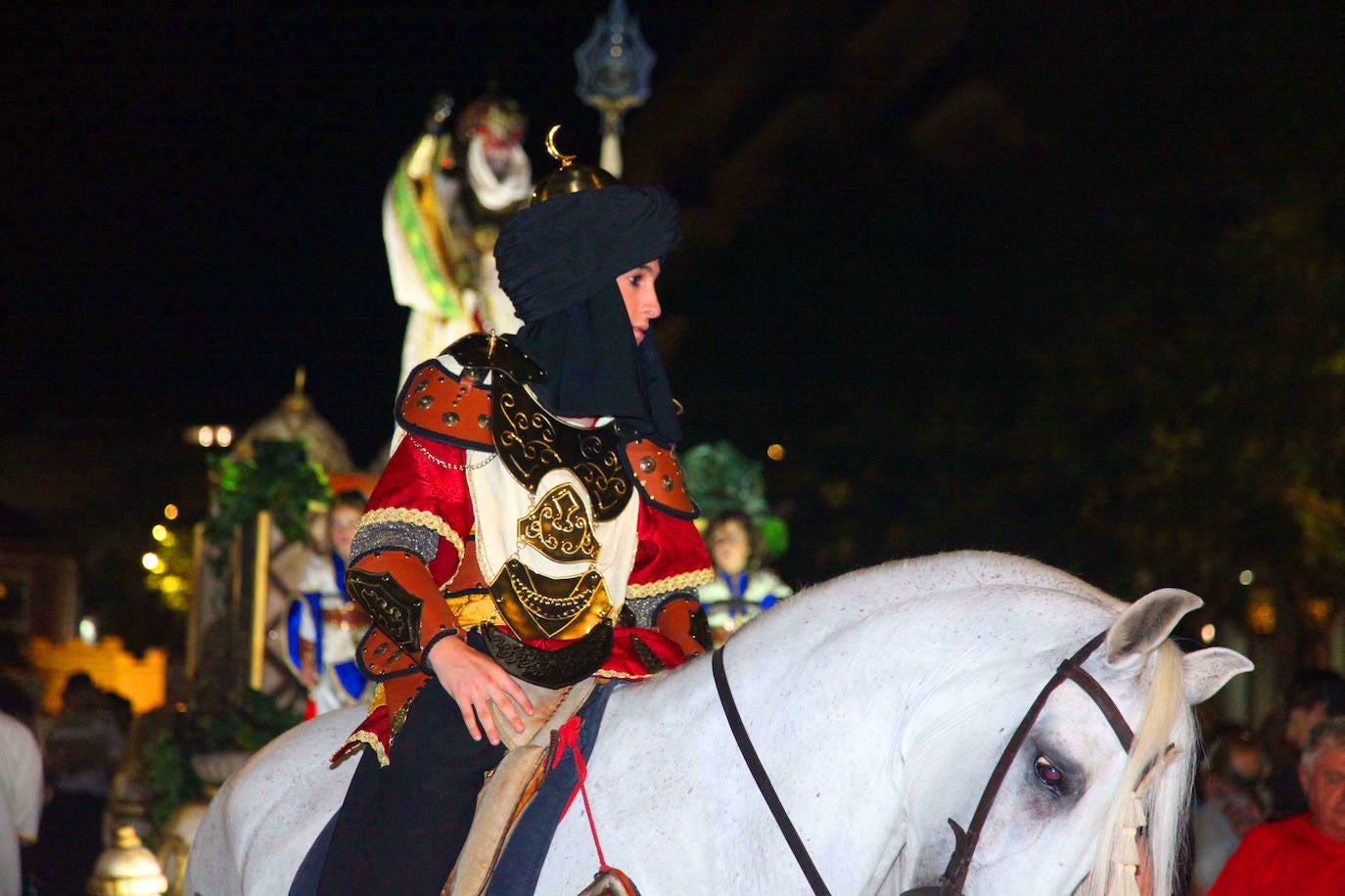 El Desfile de Gala de los Moros y Cristianos llena las calles de Dénia
