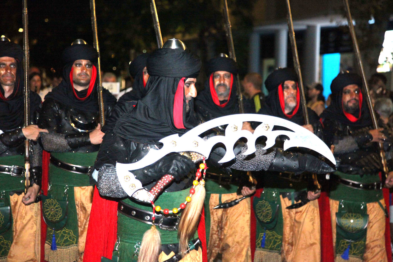 El Desfile de Gala de los Moros y Cristianos llena las calles de Dénia