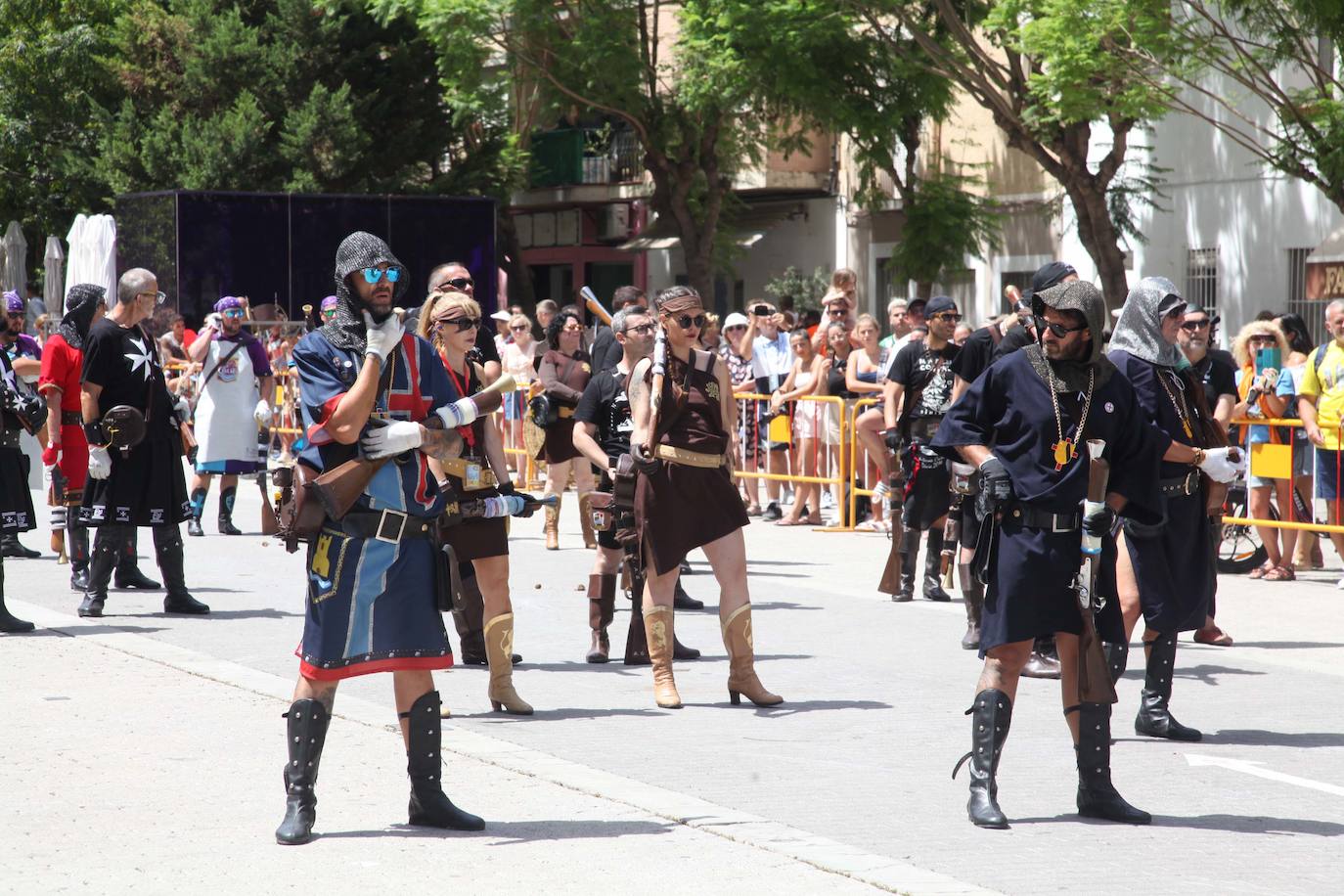 La batalla de arcabucería de los Moros y Cristianos llena Dénia de pólvora