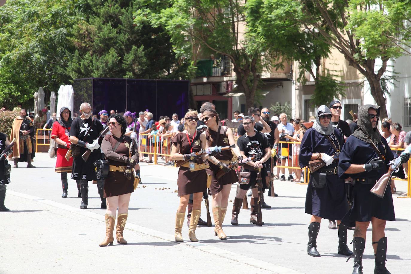 La batalla de arcabucería de los Moros y Cristianos llena Dénia de pólvora