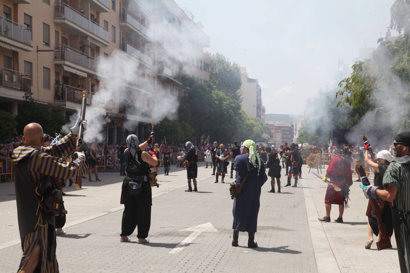 La batalla de arcabucería de los Moros y Cristianos llena Dénia de pólvora