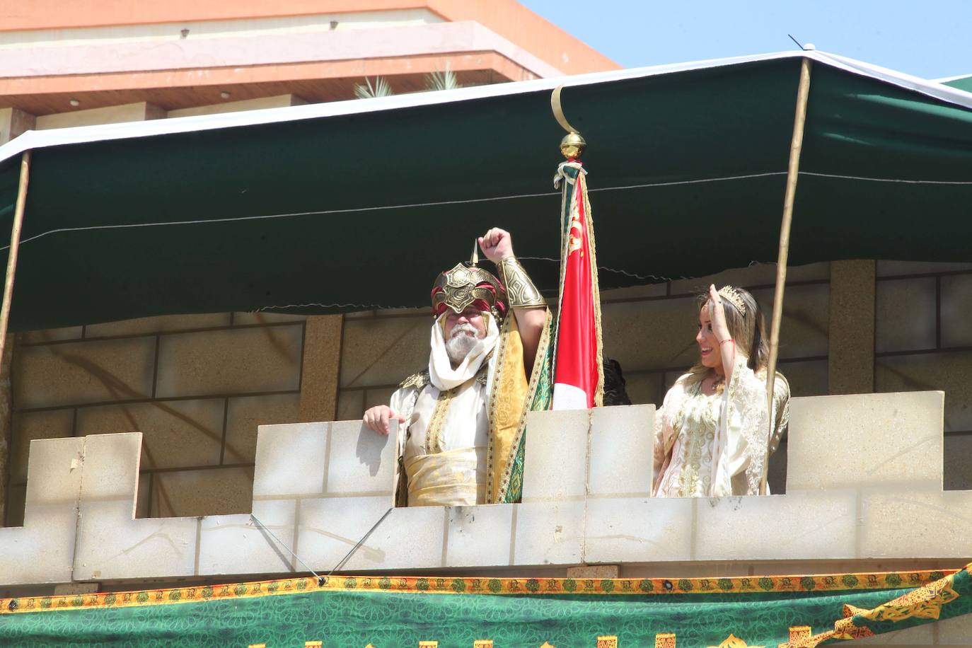 La batalla de arcabucería de los Moros y Cristianos llena Dénia de pólvora