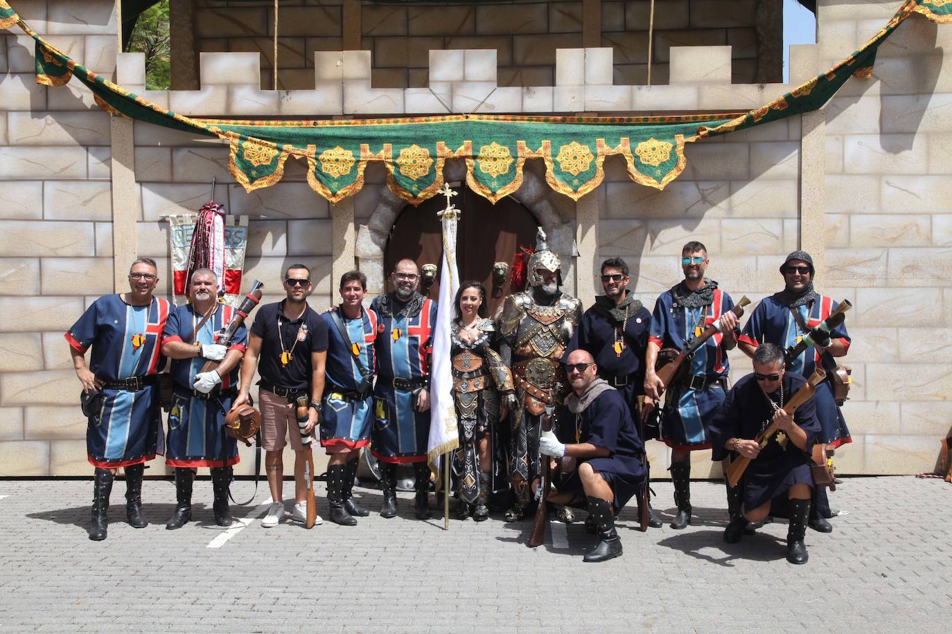 La batalla de arcabucería de los Moros y Cristianos llena Dénia de pólvora