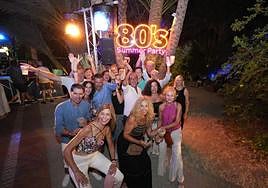 Un grupo de asistentes disfruta durante una de las noches temáticas del festival