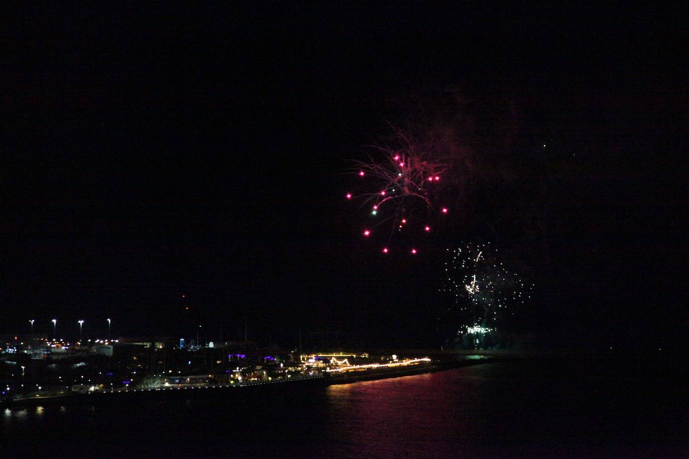 El Milagro de la Niebla y el castillo de fuegos artificiales despiden los Moros y Cristianos de Dénia