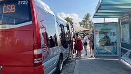 Turistas esperan a acceder al autobús del Castillo de Santa Bárbara.