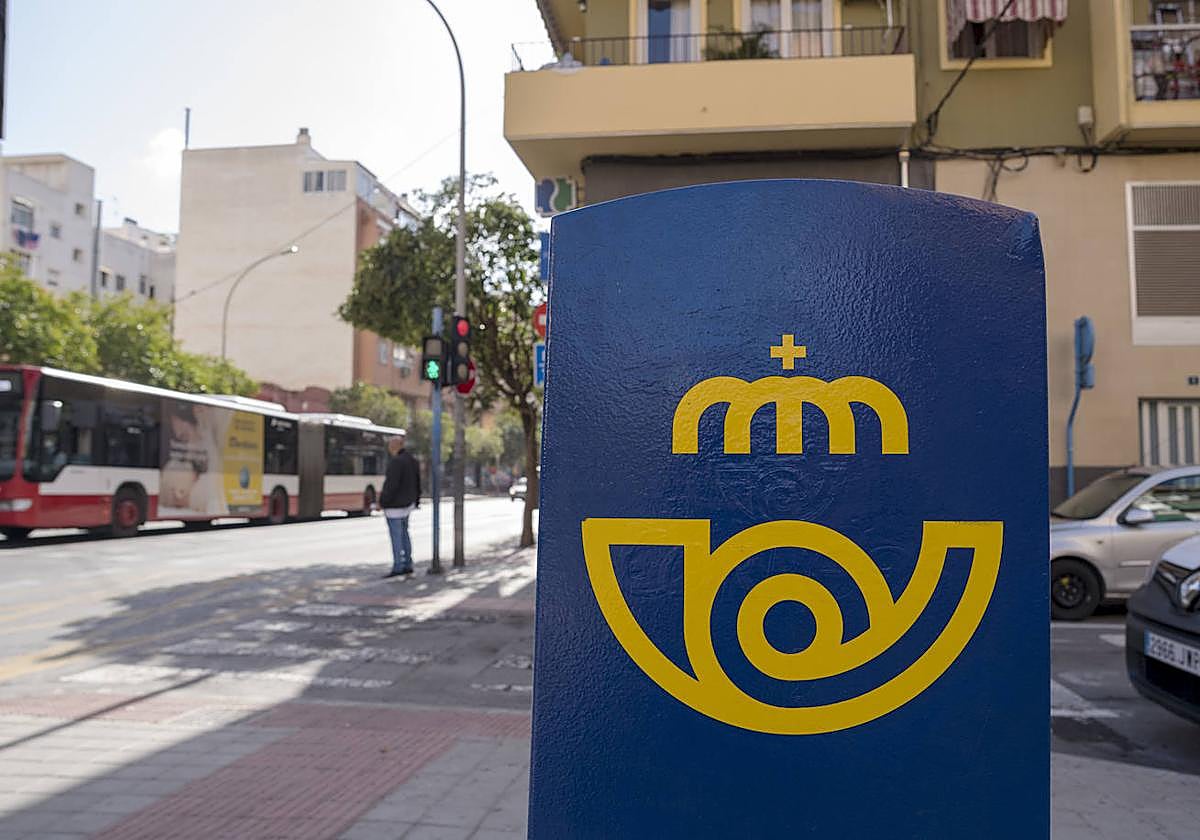 Un buzón de Correos en Alicante.