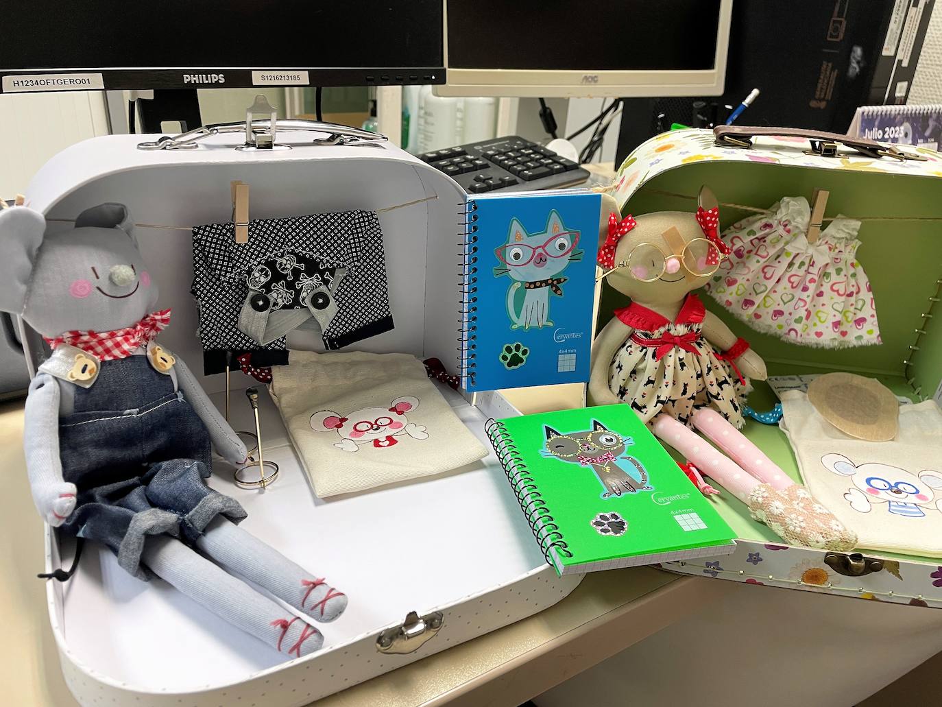 Imagen principal - Enfermeras y pacientes felices de contar con 'Ambli' y 'Pía'