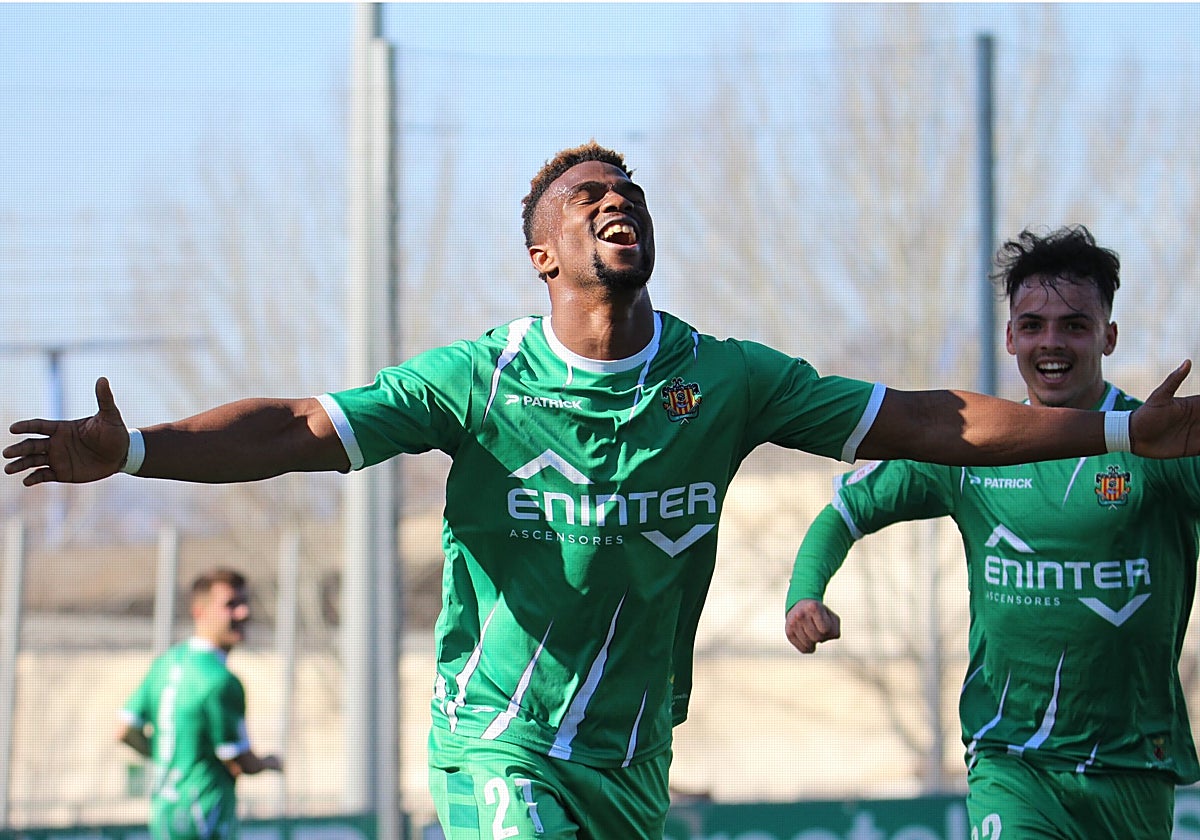 Moha Traoré celebra un gol con el Cornellà la temprada 21-22