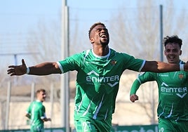 Moha Traoré celebra un gol con el Cornellà la temprada 21-22