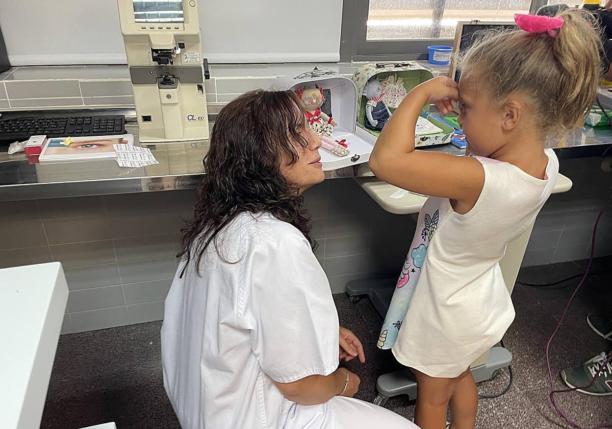 'Ambli' y 'Pía' testigos de como Valentina aprende a ponerse el parche