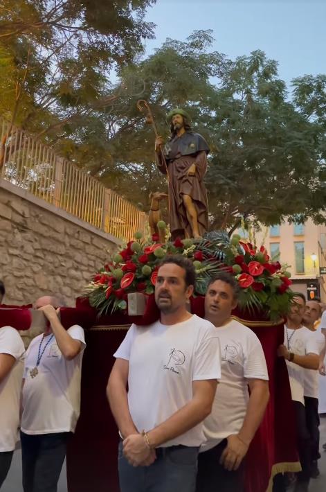 San Roque procesiona por el casco antiguo de Alicante.