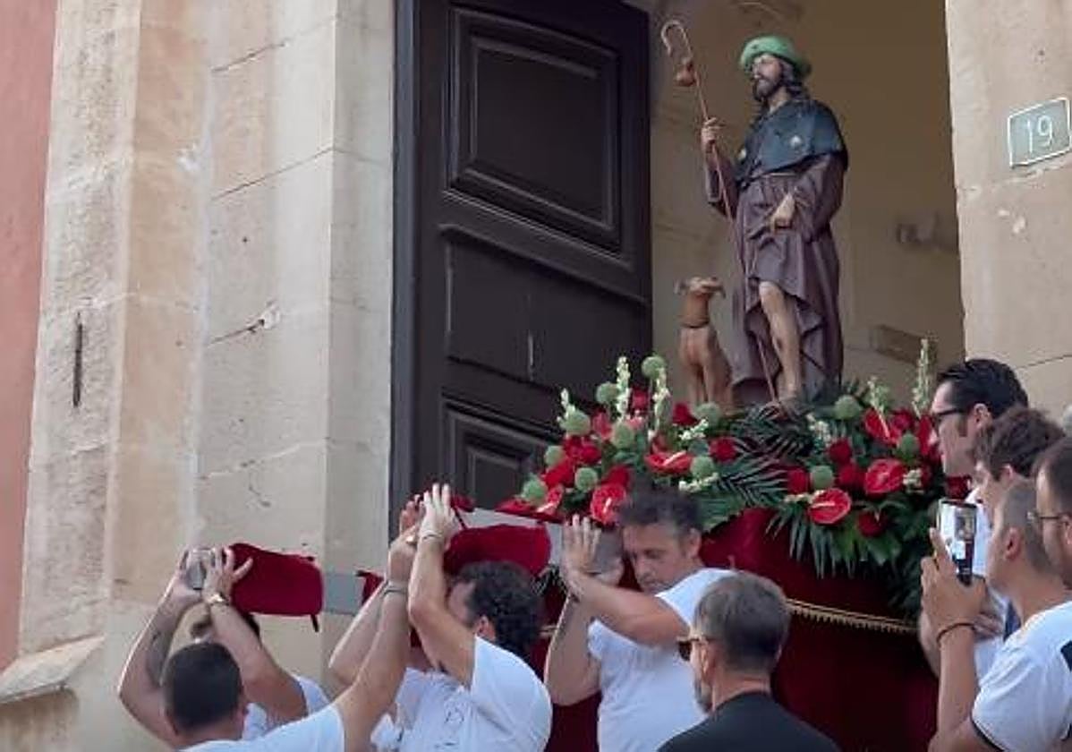 Salida de San Roque desde la Ermita.