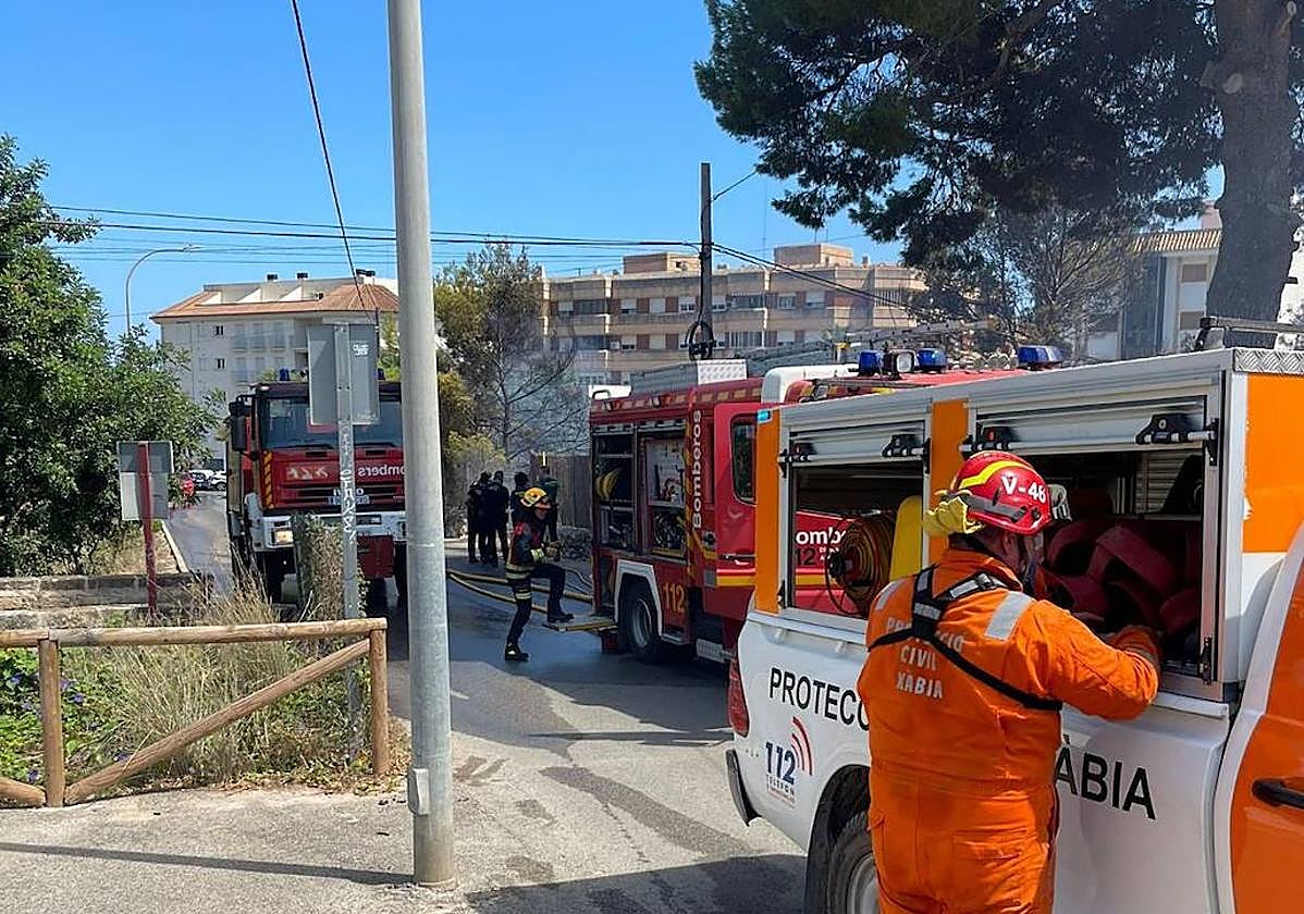 Efectivos de la Policía Local, los bomberos y Protección Civil en el lugar del incendio.