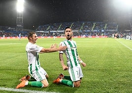 Sergio León celebra un gol junto a Joaquín en la temporada 18-19