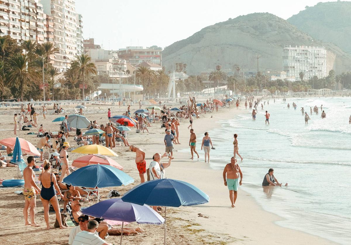 Bañistas en la playa del Postiguet de Alicante.