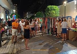 Personas durante la 'Shopping Night' de La Vila Joiosa.