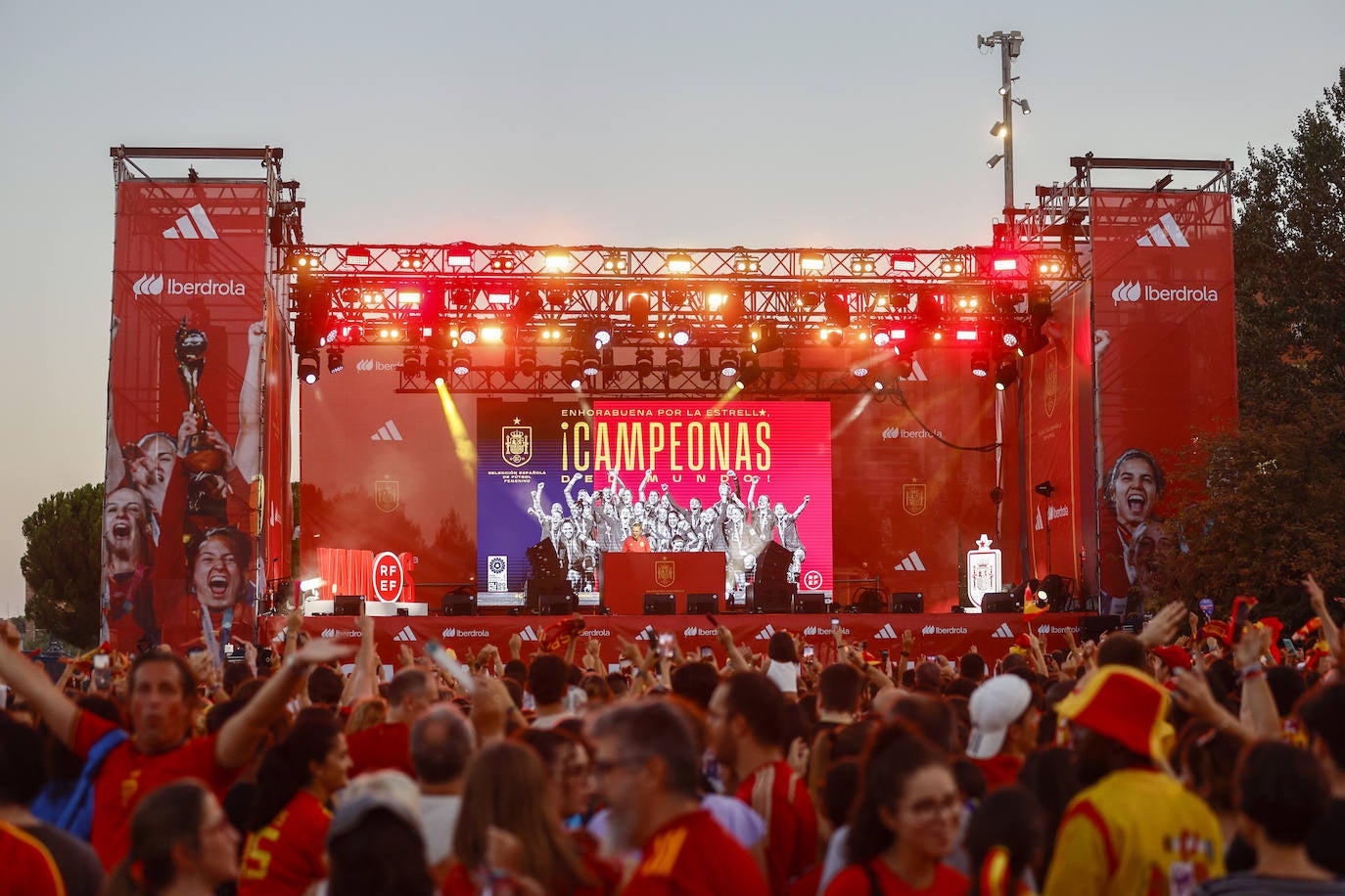 Miles de personas asisten a la fiesta de recibimiento a la selección femenina de fútbo.