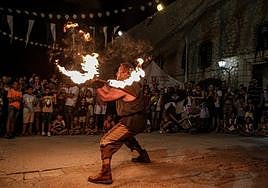 Un malabarista de fuego en el 'Fin de Semana Pirata'