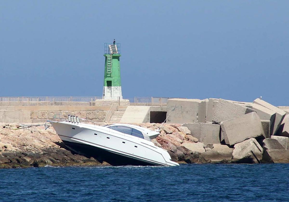 Embarcación encallada en la escollera.