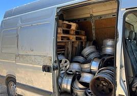 Furgoneta de Benissa con las llantas presuntamente robadas.