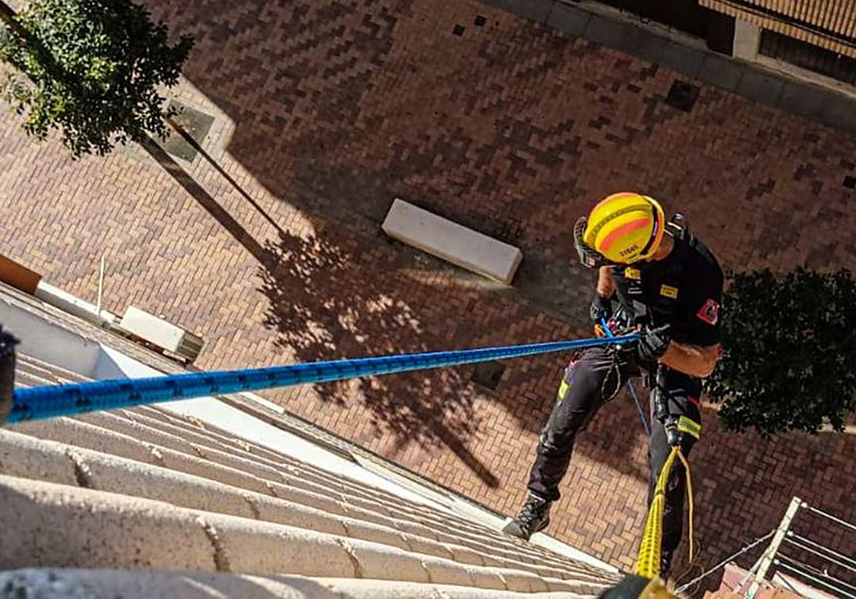 Imagen del bombero de Benidorm mientras accedía a la vivienda