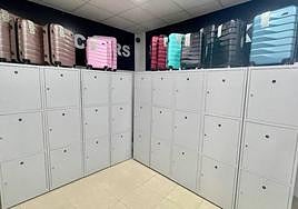 Consignas habilitadas en una tienda de souvenirs de la calle Rafael Altamira.