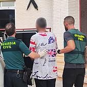 Aprovecha las vacaciones de sus vecinos de Aspe para robarles las joyas