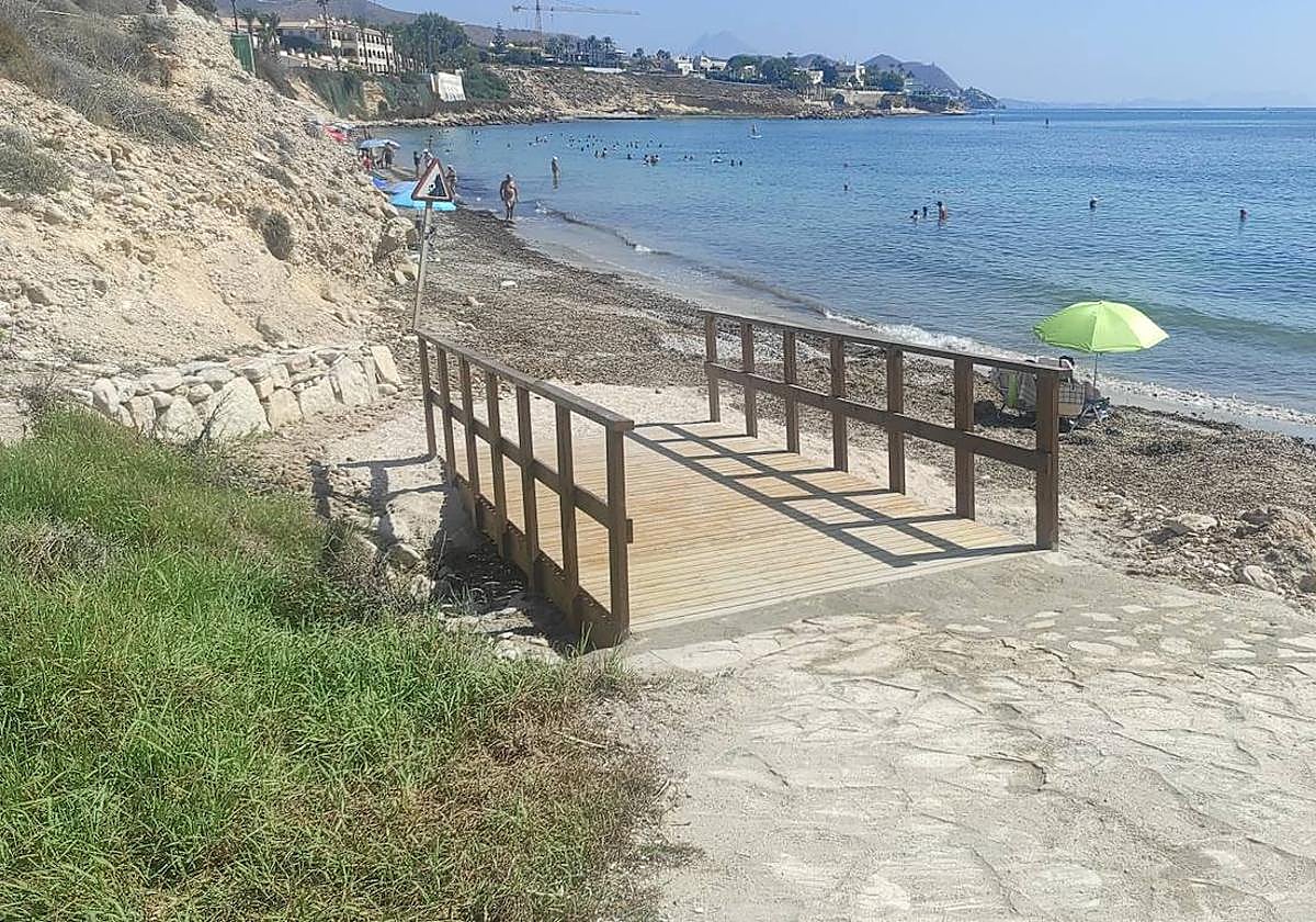 La nueva pasarela, medida a favor de las personas con movilidad reducida