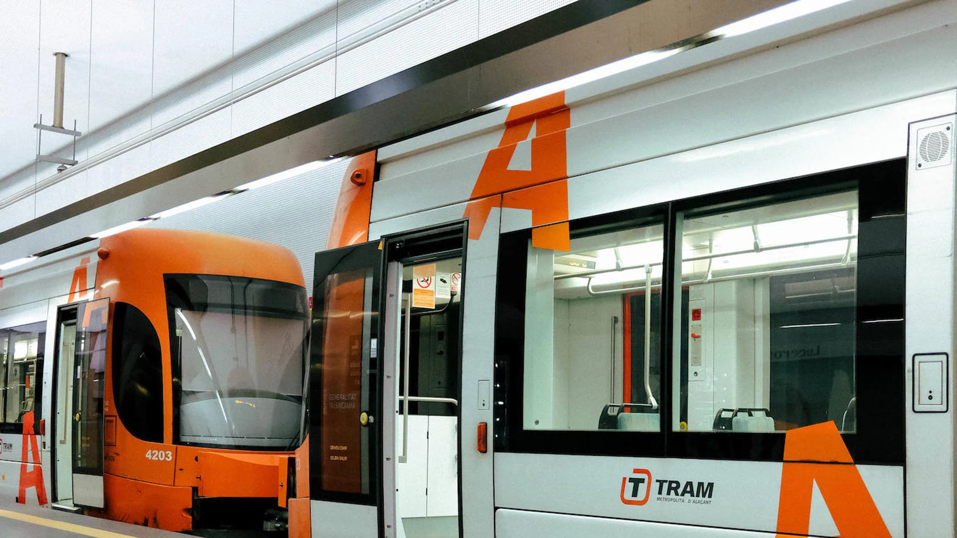 Tram Alicante Los Maquinistas Del Tram Exigen Al Consell Mayores Frecuencias Para Abastecer La