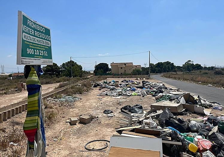 Imagen principal - Basura acumulada en la partida de Boqueres y en el Pozo de San Antonio
