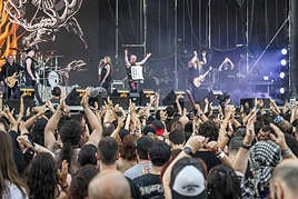 Actuación de Korpiklaani en la edición del Leyendas del Rock de este año.