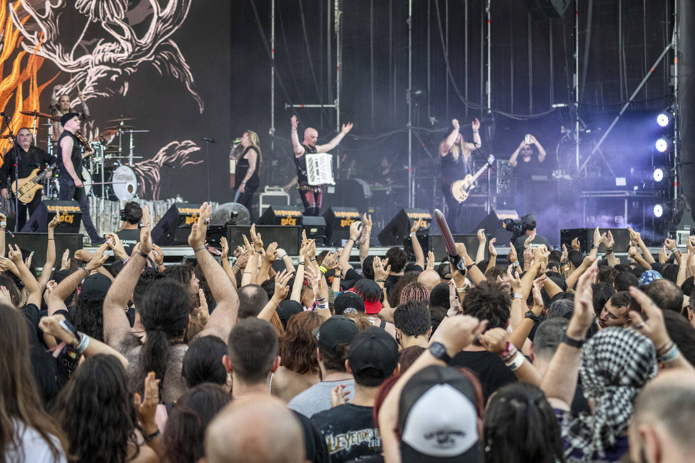 Actuación de Korpiklaani en la edición del Leyendas del Rock de este año.