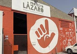 Almacén donde Proyecto Lázaro clasifica la ropa que recogen