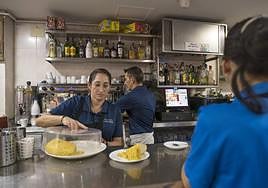 Camarera en un bar de Alicante